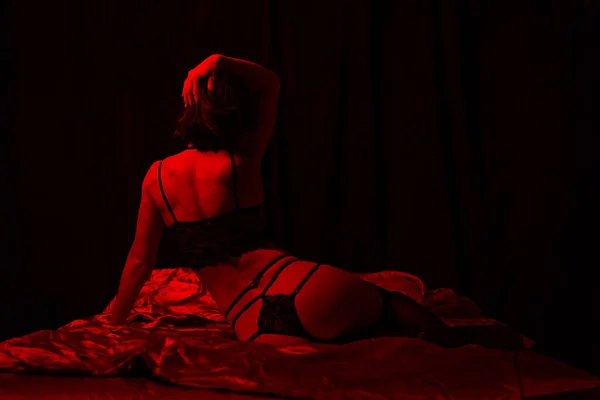 Sexy Woman Sensitive Black Lingerie Posing Her Back Bed Colored — Fotografia de Stock