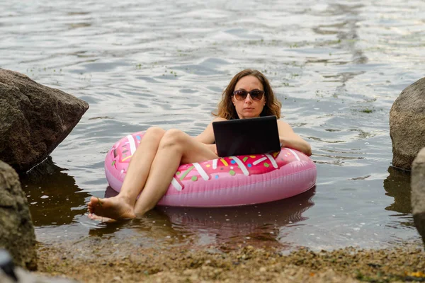 Pracoholiczka Pracuje Naturze Wolny Strzelec Pracuje Laptopie Podczas Pływania Jeziorze — Zdjęcie stockowe