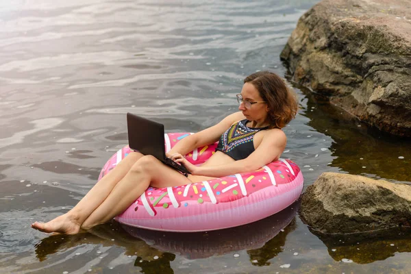 Workaholic Woman Works Nature Freelancer Works Laptop While Floating Lake — Foto de Stock