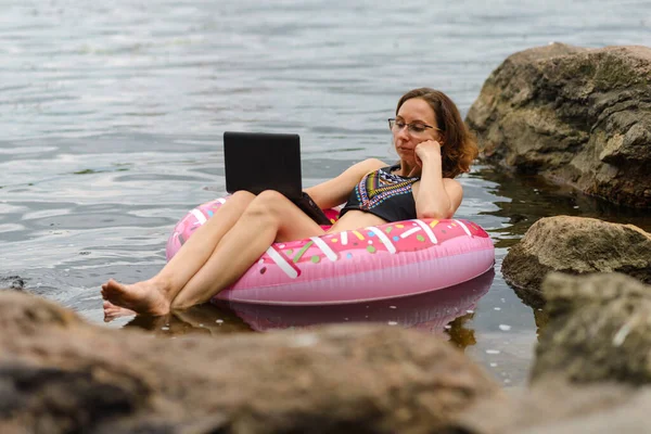 Pracoholiczka Pracuje Naturze Wolny Strzelec Pracuje Laptopie Podczas Pływania Jeziorze — Zdjęcie stockowe