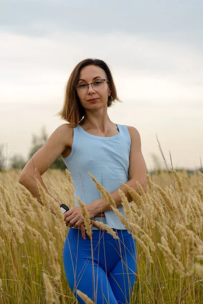 Mujer Joven Delgada Posando Polainas Azules Aire Libre Modelo Fitness — Foto de Stock