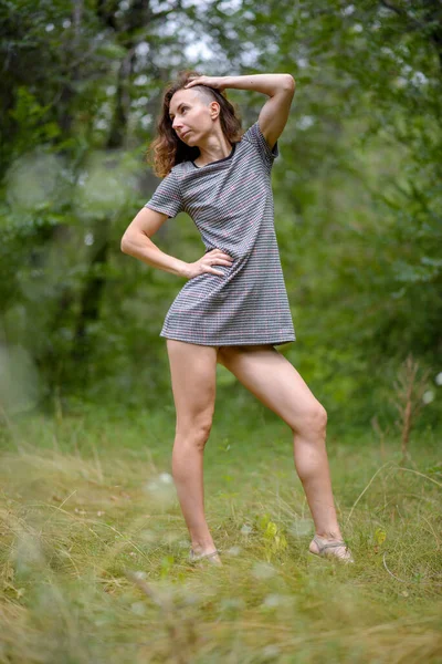 Mujer Joven Delgada Posando Vestido Corto Aire Libre Foto Verano — Foto de Stock