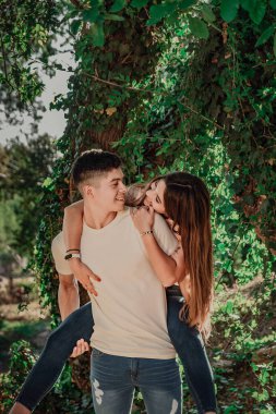 Birbirine aşık iki genç eğleniyor..