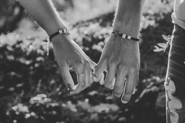 Δύο Ερωτευμένοι Νέοι Που Κρατιούνται Χέρι Χέρι Μπαλκ Και Λευκό — Φωτογραφία Αρχείου