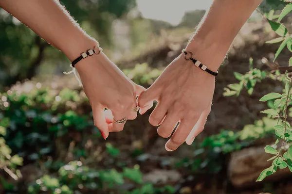 Two Young People Love Holding Hands — Stock Photo, Image