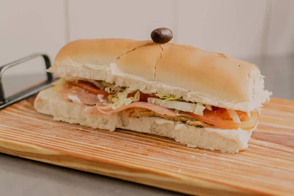 Великий Бутерброд Картоплею Столі — стокове фото