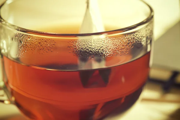 Primer plano de la taza de té negro caliente — Foto de Stock