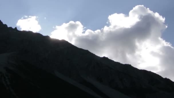 Wolken in den Alpen — Stockvideo