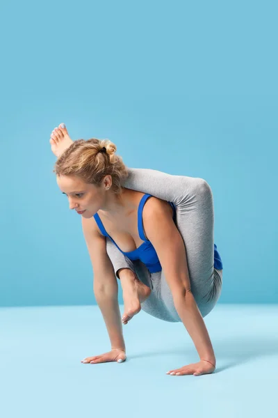 Kvinna utövar yoga — Stockfoto