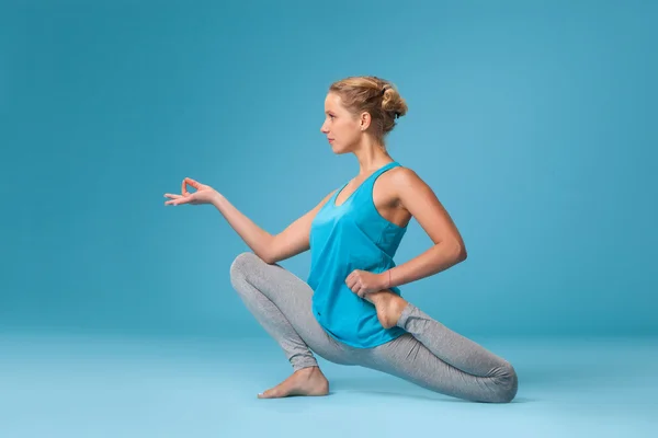 Kvinna utövar yoga — Stockfoto