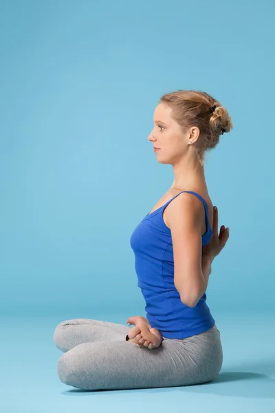 Woman practicing yoga — Stock Photo, Image