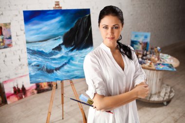 iş yerinde profesyonel kadın ressam