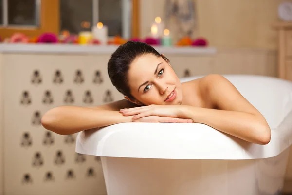 Woman lying in the bath — Stock Photo, Image