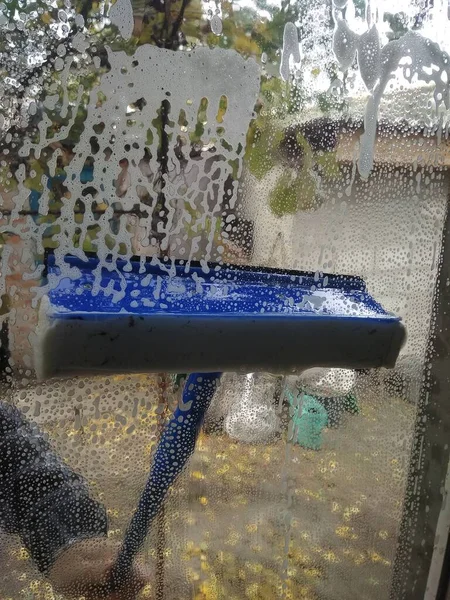掃除機は家の窓を洗う — ストック写真
