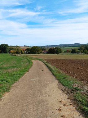 Kırsalda patikası olan güzel bir manzara.