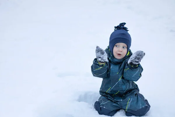 Çocuk Bir Kış Günü Karda Yakın Planda Oturur — Stok fotoğraf