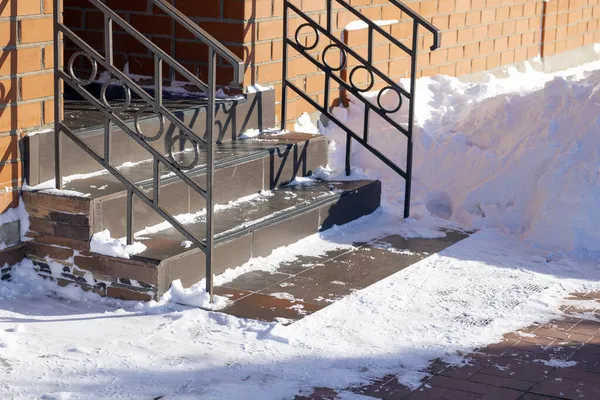 Verandaen i et privat hus er renset for snø. – stockfoto