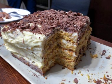 Masanın üzerinde kremalı çikolatalı pasta var.