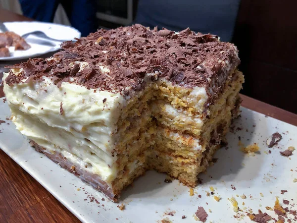 Masanın üzerinde kremalı çikolatalı pasta var.