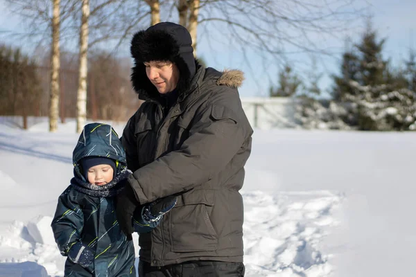 Baba Kulaklıklı Çocuksu Bir Şapkayla Kışın Çok Fazla Kar Var — Stok fotoğraf