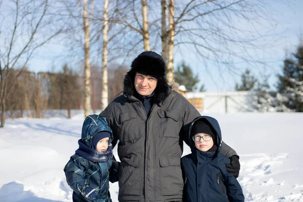 Baba Iki Oğlu Soğuk Bir Kış Günü Birlikte Yürürler — Stok fotoğraf