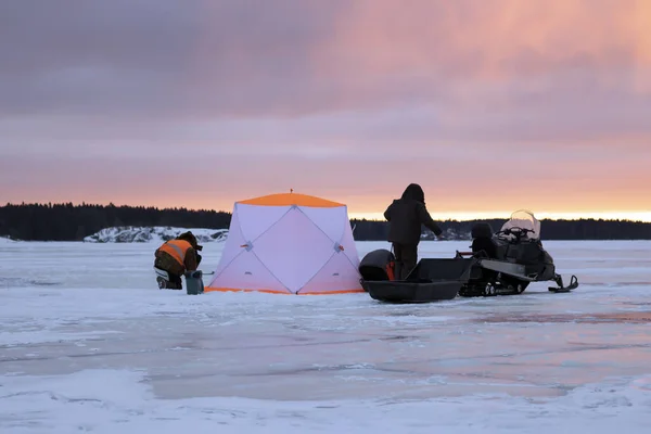 Ijsvissen Tent Sneeuwscooter Met Vissers Landschapswinter Ijsvissen Een Populaire Sport — Stockfoto