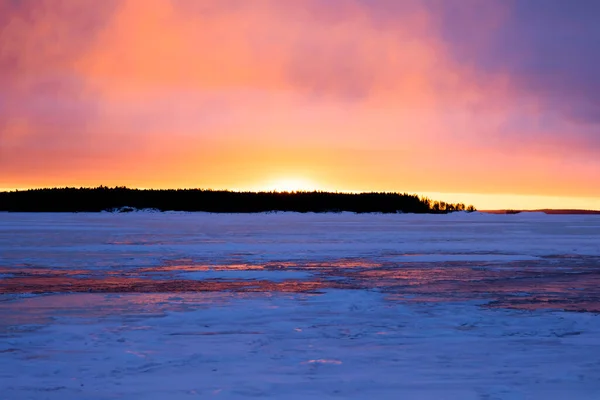 冬季风景 有湖泊 或黎明 火红的天空 拉多加湖 卡累利阿 — 图库照片