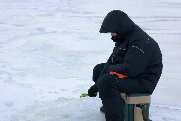 Pêcheur Tient Une Canne Pêche Dans Ses Mains Pêche Hiver — Photo