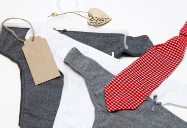 Bir yığın güzel külot ve kırmızı kadın kravatı. Beyaz arka planda çok renkli kadın bikinisi, kopyalama alanı