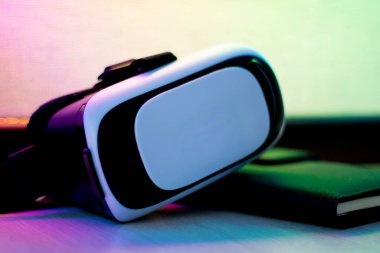 Hayali bir dünyaya dalmak için sanal gerçeklik miğferi. Yeni teknolojiler