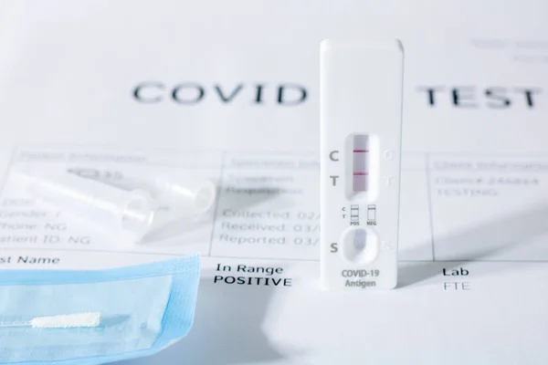 Medizinische Untersuchung auf COVID-19, RST-Schnelltest für Streptokokken, RADT-Antigennachweis. Stockbild