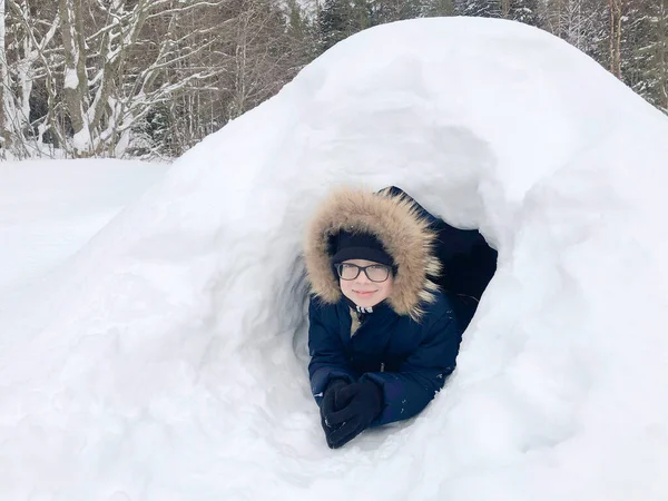 Eskimo Konutunda Gözlüklü Neşeli Bir Çocuk Bir Igloo Yakın Plan — Stok fotoğraf