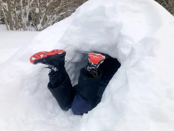 Grappige Winterspelen Benen Van Rode Zool Laarzen Steken Uit Een — Stockfoto