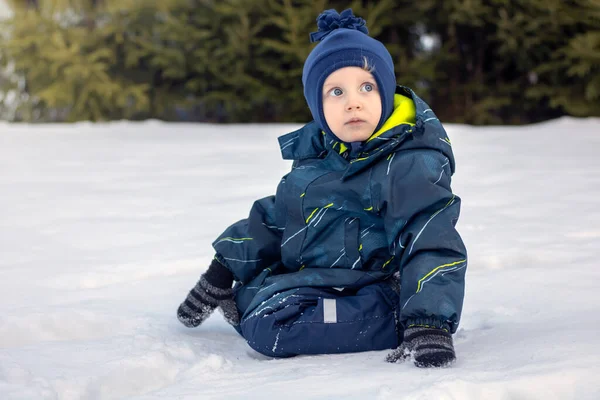 Mavi Tulumlu Mavi Gözlü Bir Bebek Kışın Karların Üzerinde Oturur — Stok fotoğraf
