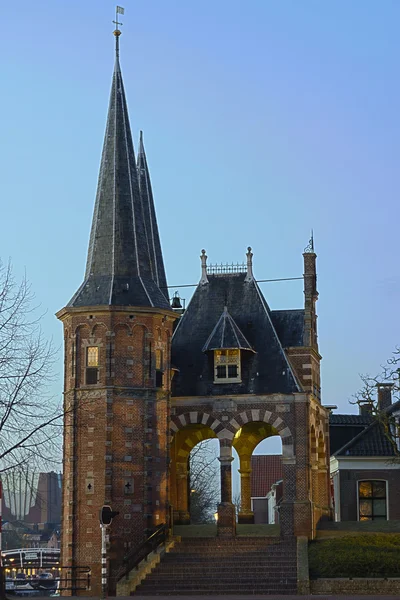 Sneker waterpoort v reflektoru proti modré obloze — Stock fotografie