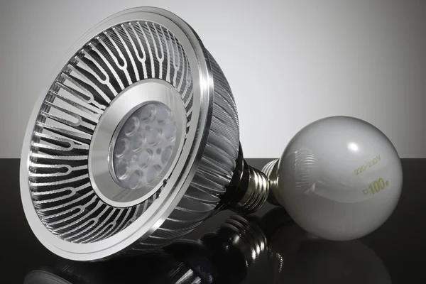 modern ve geleneksel led ampul, portre