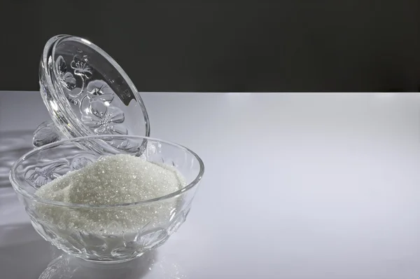 白い砂糖と蓋のクリスタル ボウル — ストック写真