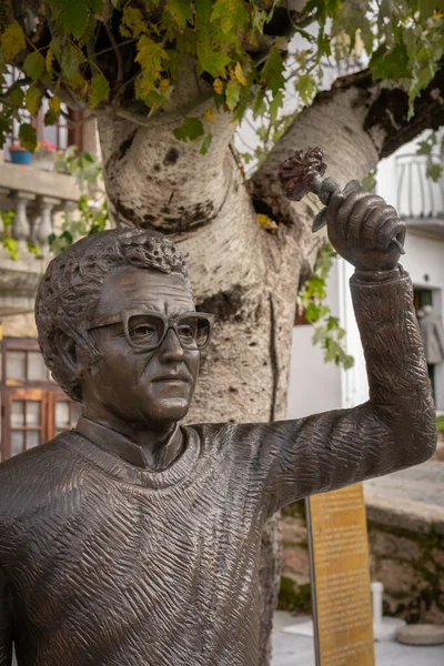 Bronze Statue Portuguese Musician Artist Zeca Afonso Carnation Flower Hand — Zdjęcie stockowe