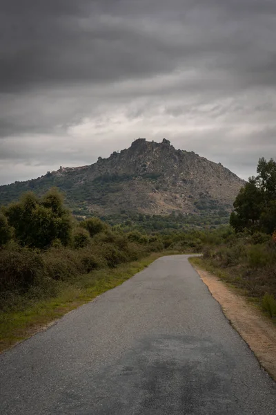 Narrow Road Cloudy Day Landscape View Mountain Hill Monsanto Portugal — Foto de Stock