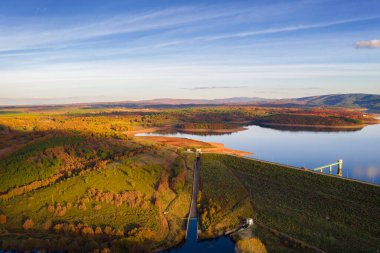 Portekiz 'deki Sabugal Barajı göl rezervuarının insansız hava aracı panoramik görüntüsü.