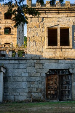Portekiz, Sortelha 'da Termas Radyum Oteli' nin terk edilmiş harabe binası.