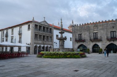 Viana do Castelo şehir merkezi, Portekiz 'deki Praca da republica plaza ve kilise binaları.