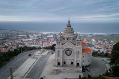 Santa Luzia Kilisesi insansız hava aracı görüntüsü Viana do Castelo ve Atlantik Okyanusu arka planda, Portekiz 'de