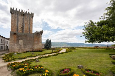 Chaves tarihi şatosu. Kuzey Portekiz 'de güzel bir çiçek bahçesi var.