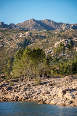 Portekiz, Geres Ulusal Parkı 'ndaki Vilarinho das Furnas Barajı' nda göl ve dağların manzarası