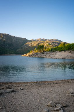 Portekiz, Geres Ulusal Parkı 'ndaki Vilarinho das Furnas Barajı' nda göl ve dağların manzarası