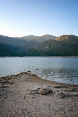 Portekiz, Geres Ulusal Parkı 'ndaki Vilarinho das Furnas Barajı' nda göl ve dağların manzarası