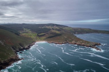 İspanya, Galiçya 'daki Moreira plajı ve yeşil manzaranın insansız hava aracı panoramik görüntüsü