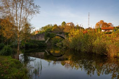 Mondim de Basto 'daki antik Roma tarihi köprüsü Cabril nehrine yansıyor.