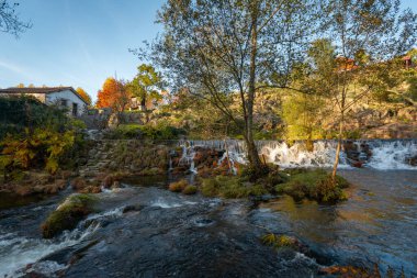 Mondim de Basto şelalesi ve gün batımında Portekiz 'de bir değirmen evi.